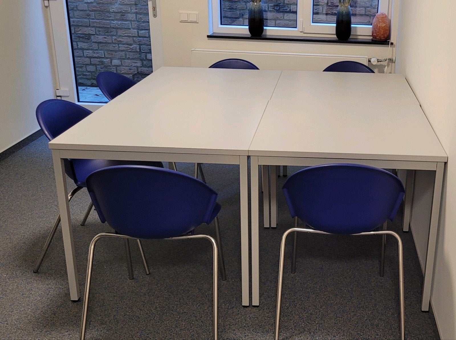 Moderne vergadertafel (8x) met blauwe stoelen (10x), Huis en Inrichting, Ophalen, Kunststof, Blauw, Zo goed als nieuw