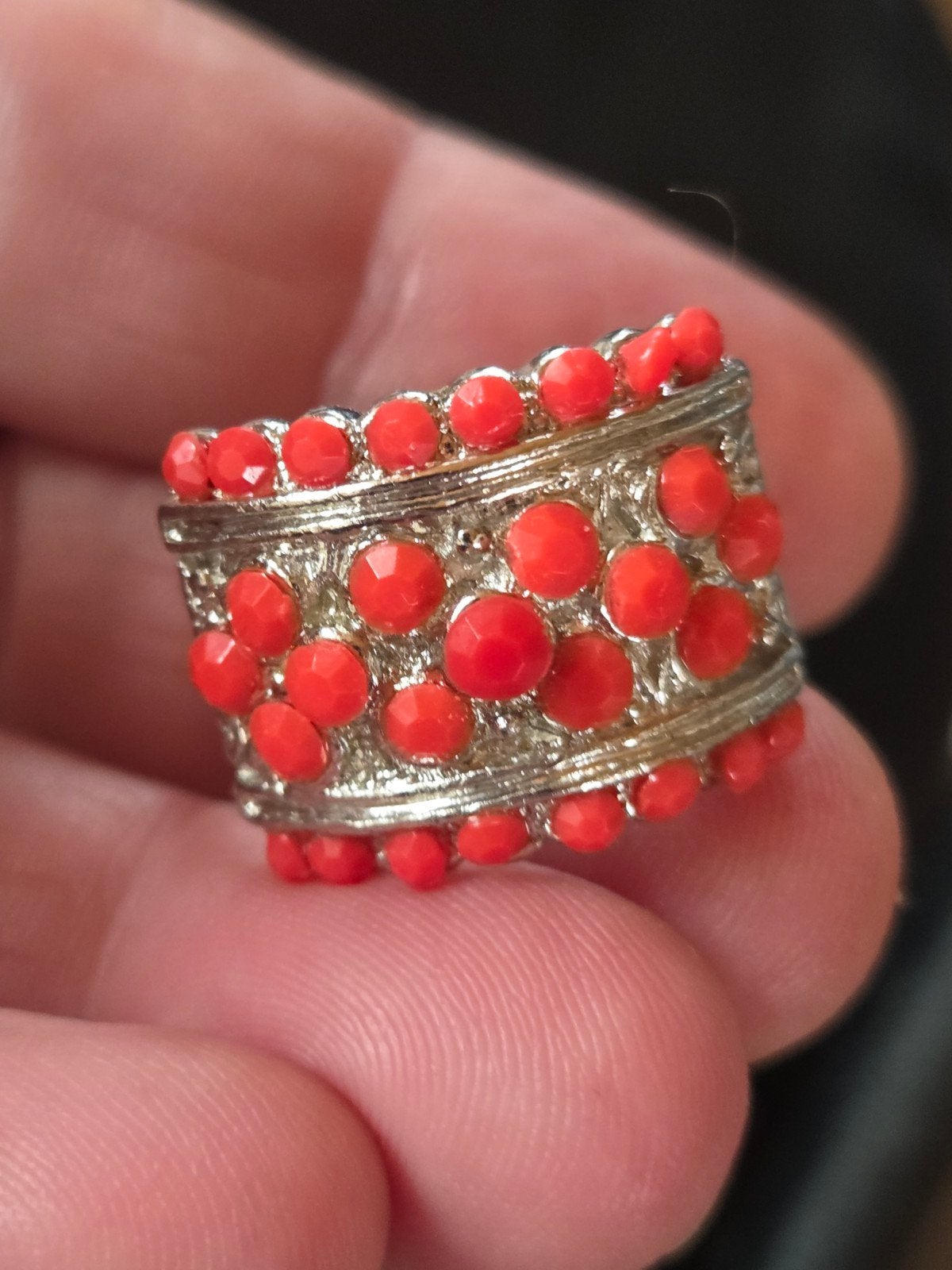 Nieuwe verstelbare ring met rode steentjes, maat 17-19, Overige materialen, Nieuw, Ophalen of Verzenden, Dame