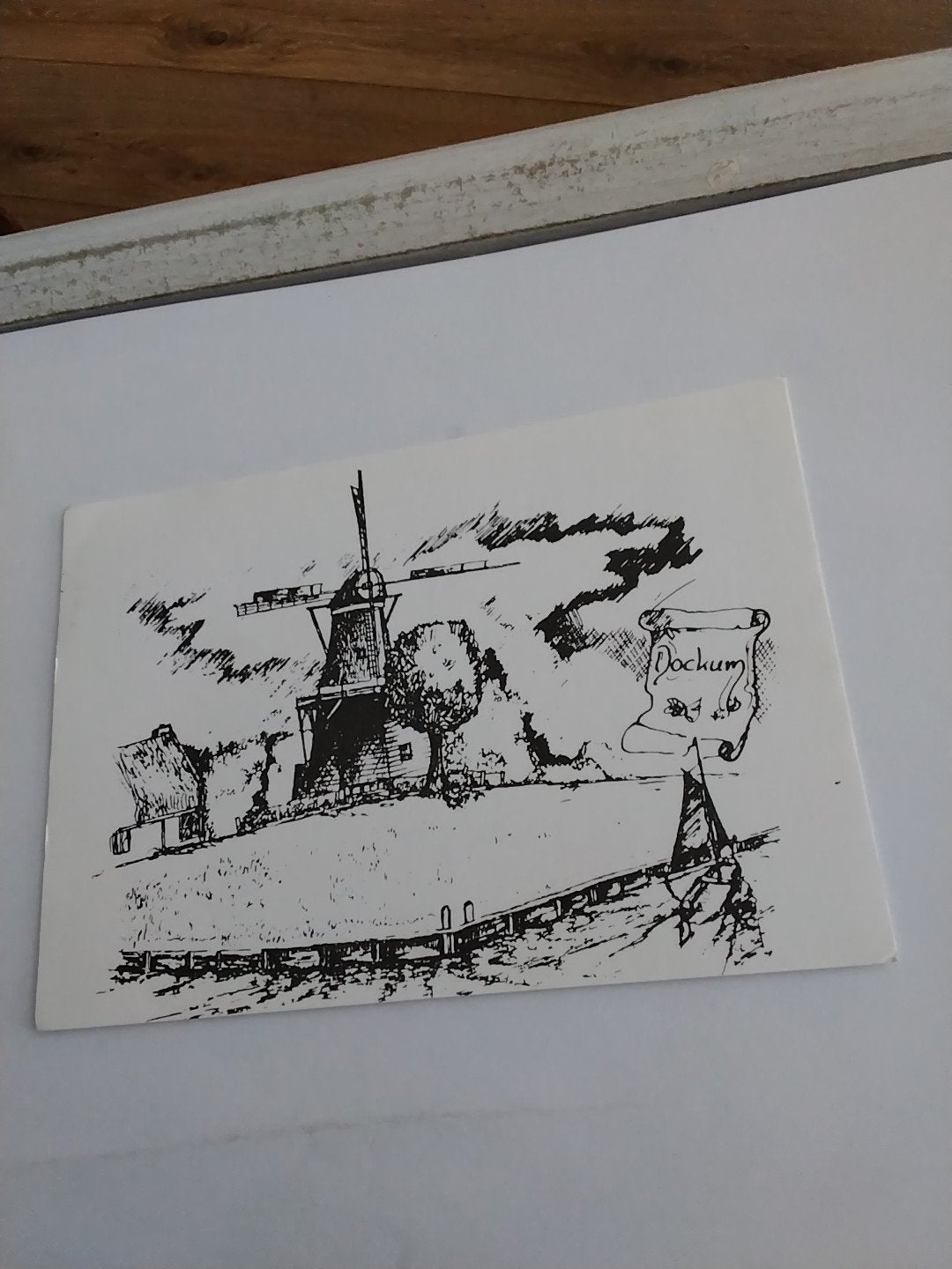 Oude ansichtkaart met molen en tekst 'Dokkum, Ophalen of Verzenden