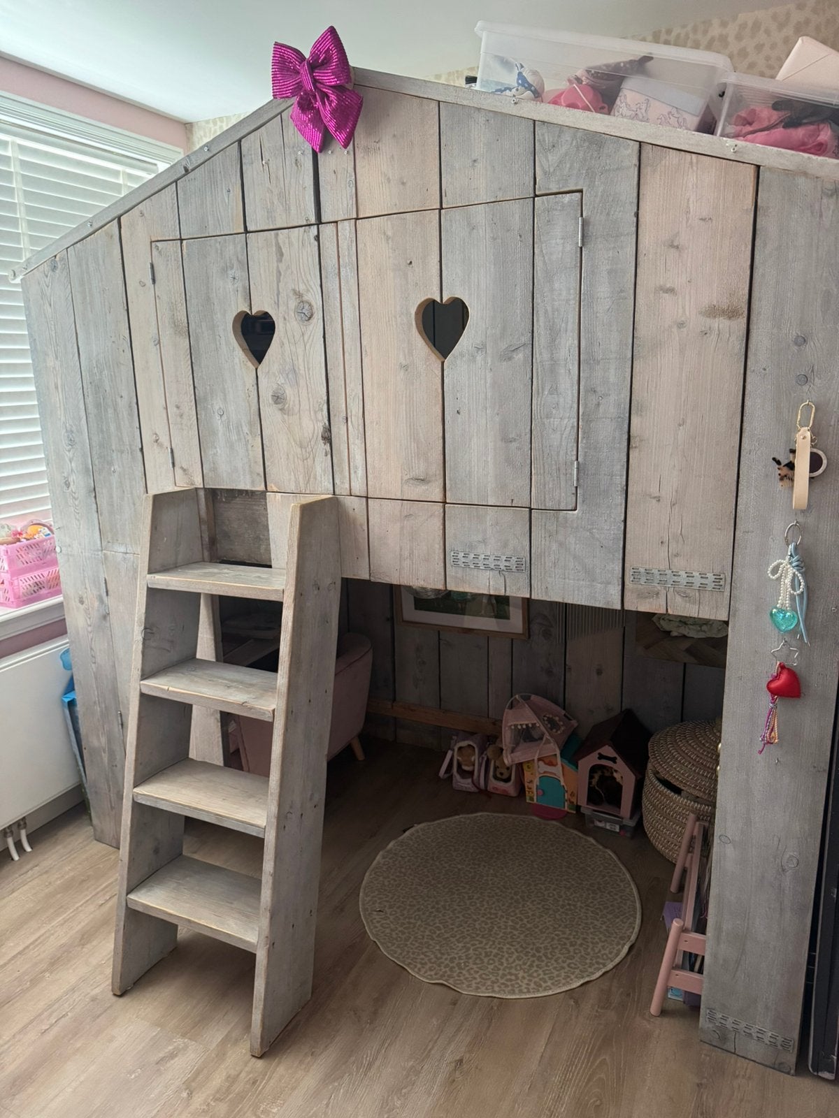 Prachtige houten hoogslaper voor meisjes! Met hartjes, Kinderen en Baby's, Kinderkamer | Stapelbedden en Hoogslapers, Ophalen