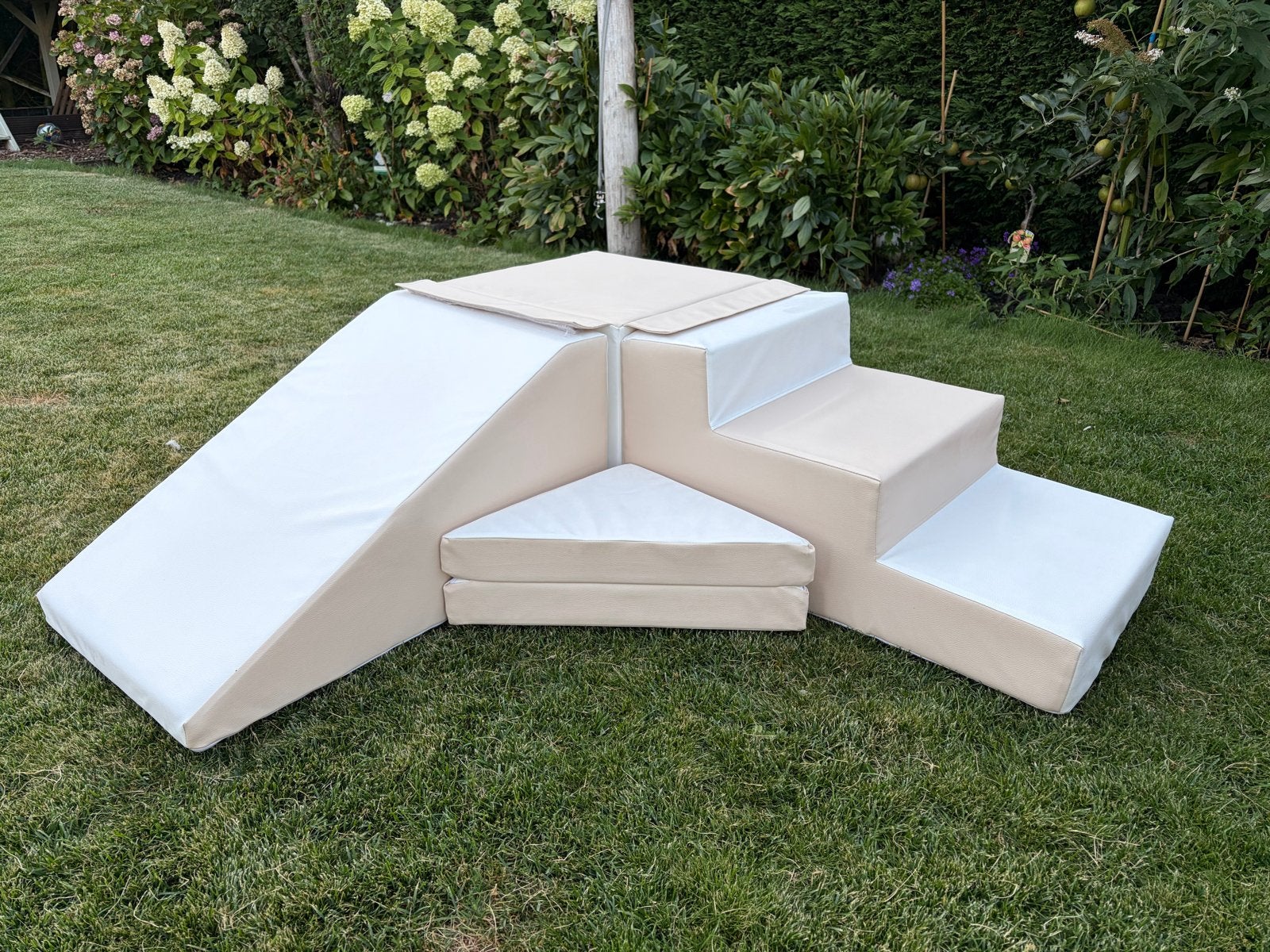 Jindl Speelset foam blokken trap + glijbaan wit/beige, Ophalen, Zo goed als nieuw, Jongen of Meisje