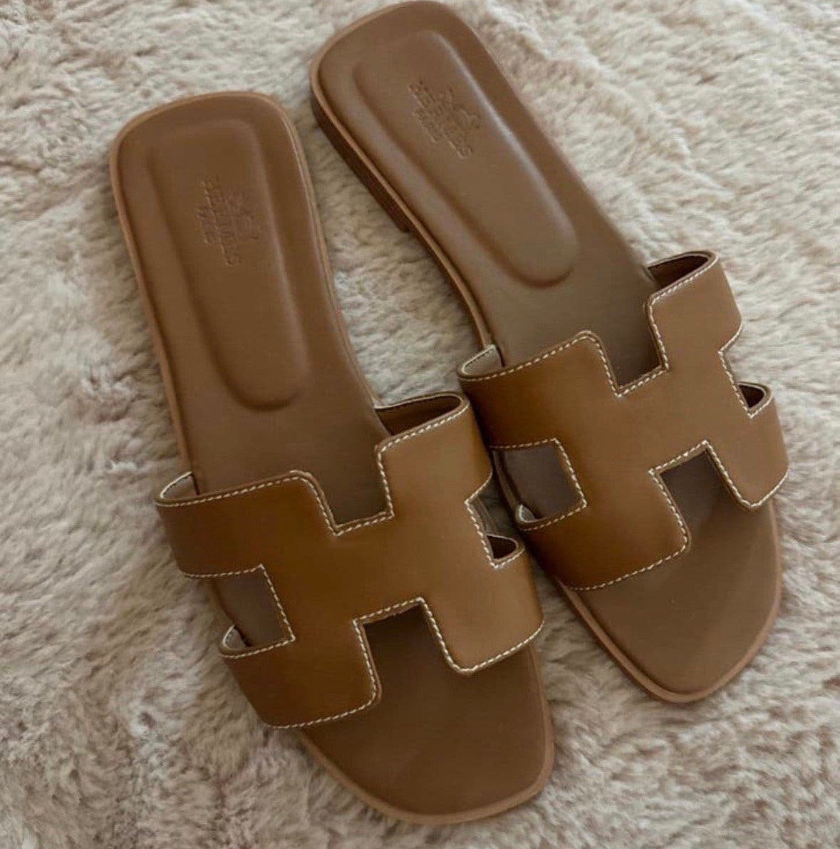 Hermes oran slippers bruin 36, Kleding | Dames, Schoenen, Ophalen of Verzenden, Zo goed als nieuw, Bruin
