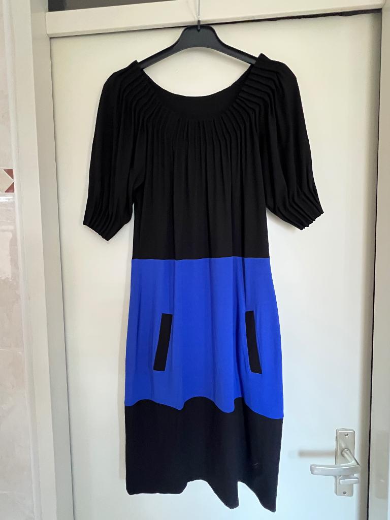 Mooi jurkje zwart/kobaltblauw maat M, Kleding | Dames, Maat 38/40 (M), Zwart, Ophalen of Verzenden, Zo goed als nieuw