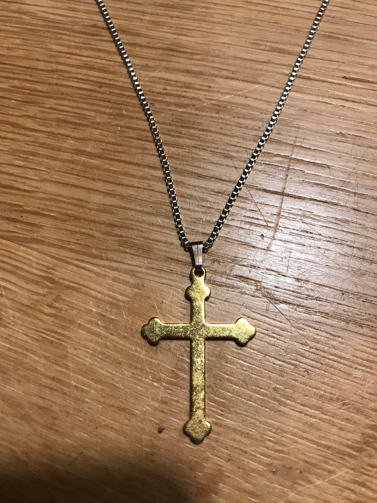 Zilverkleurige ketting met goudkleurig kruisje, Ophalen of Verzenden, Nieuw, Goud