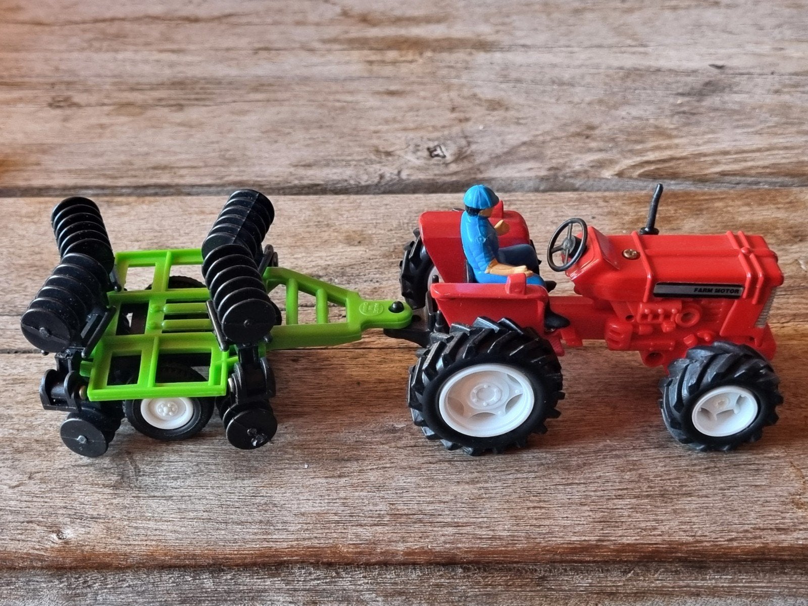 Rode tractor met ploeg - Farm Motor, Ophalen of Verzenden, Gebruikt