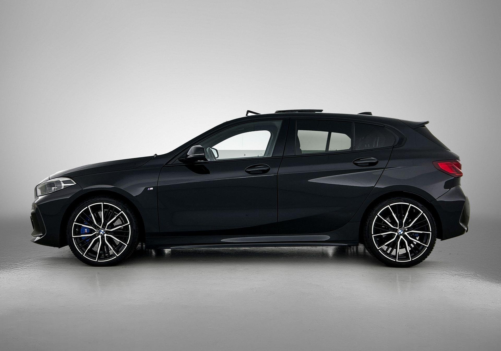 BMW 1-serie 118i High Executive Edition | AUTOMAAT | PANORAM, Auto's, 12 maanden, 136 pk, Gebruikt, Zwart