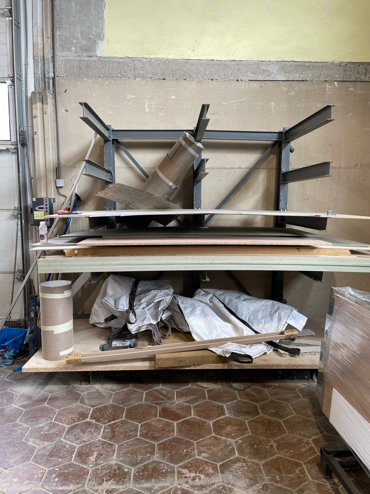 Robuuste Draagarmstelling / Platenstelling van Staal, Ophalen