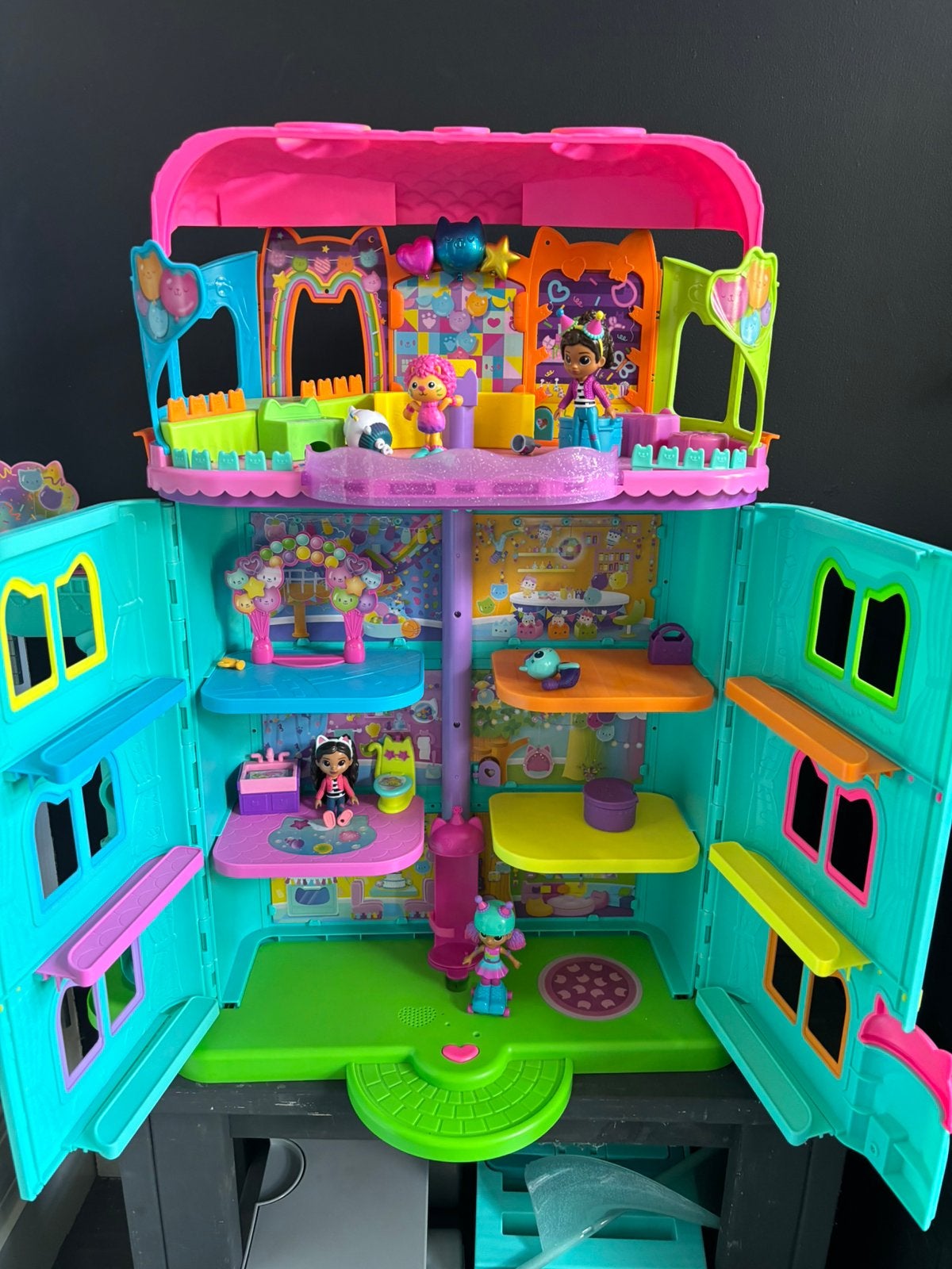 Zeer compleet gabys poppenhuis met regenboogdak en boomhut, Ophalen, Zo goed als nieuw