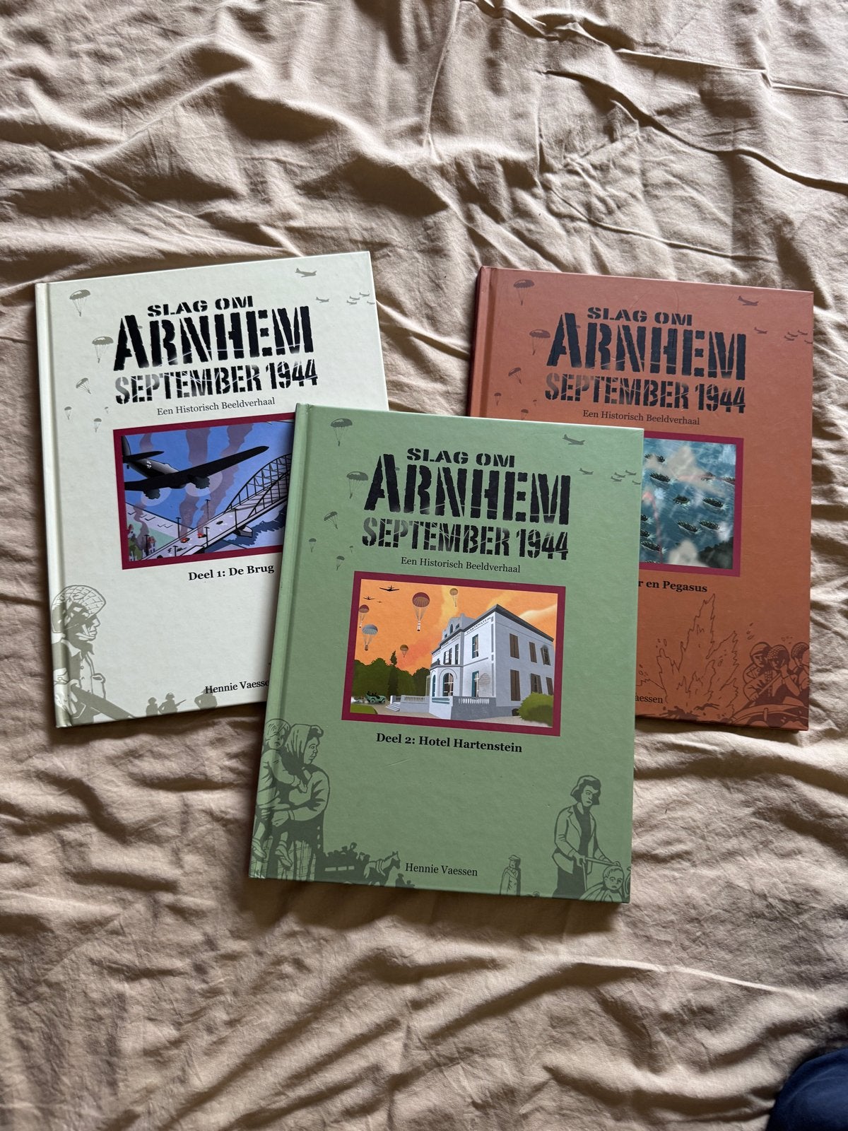 Slag om Arnhem: Een Historisch Beeldverhaal (3 delen), Ophalen of Verzenden, Zo goed als nieuw