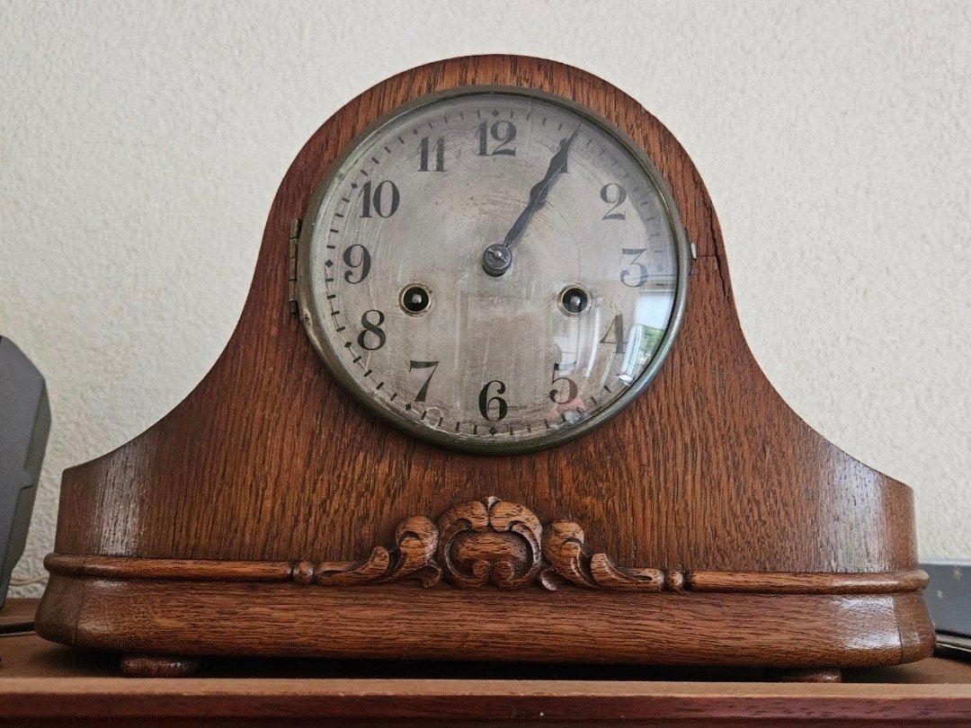 Antieke houten tafelklok met  opwindsleutel, Antiek en Kunst, Ophalen
