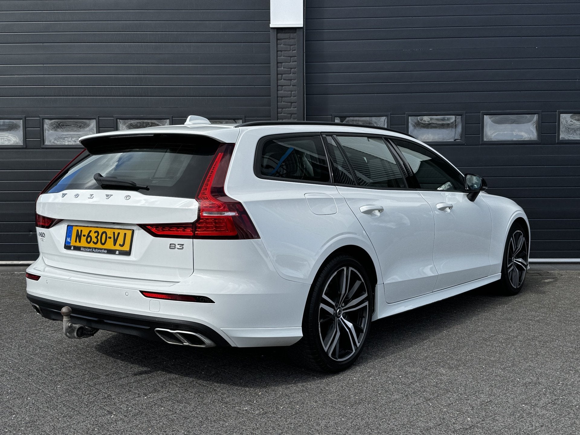 Volvo V60 2.0 B3 163PK Momentum R-Design | Camera | Trekhaak, Dealer onderhouden, Stof, 4 cilinders, 1969 cc