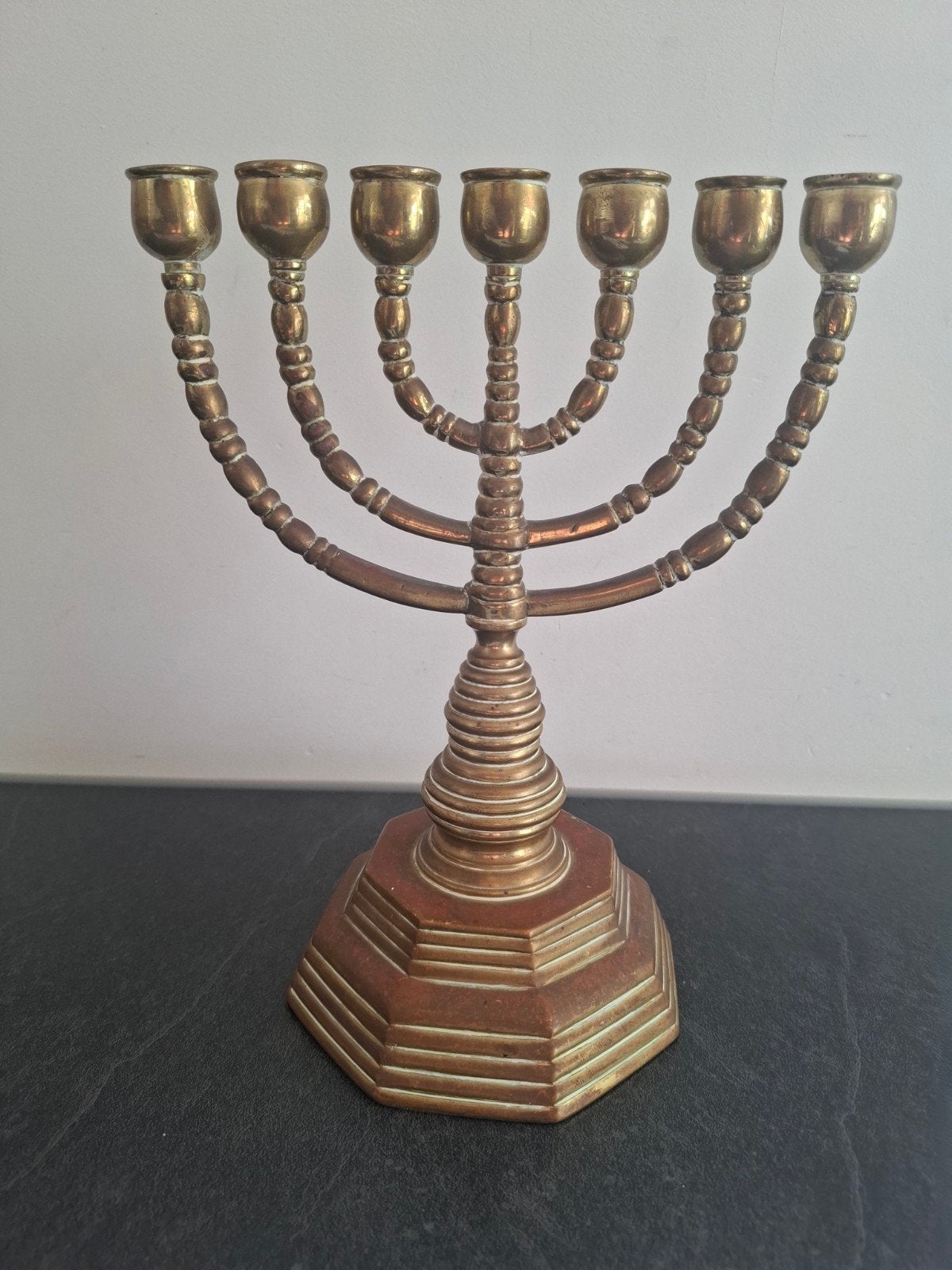 Prachtige Menora met Grote Voet - 25.5 cm Hoog, Antiek en Kunst, Ophalen of Verzenden, Koper of Brons