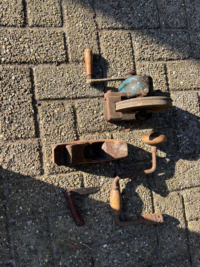 Antieke gereedschapsset: handboor, houtschaaf, zakmes, slijp, Antiek en Kunst, Ophalen of Verzenden