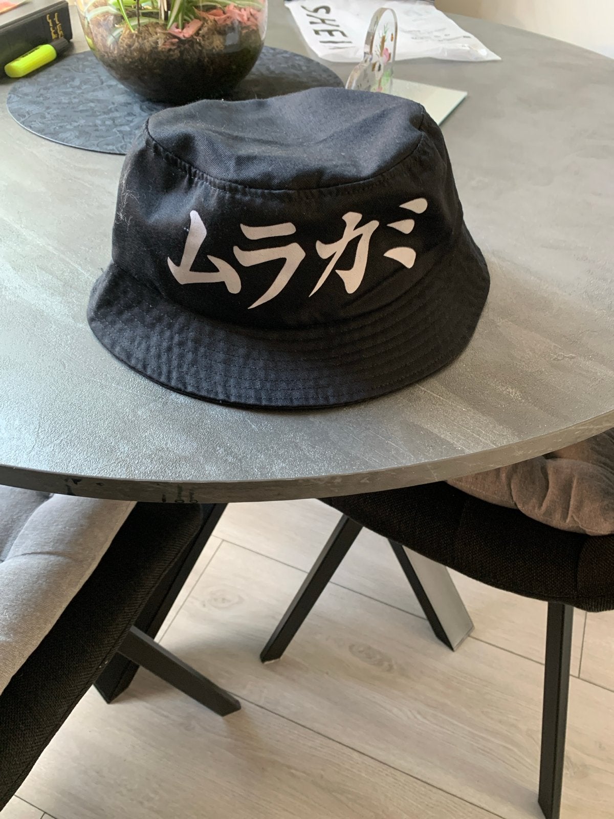 Zwarte bucket hat met Japanse tekst circa 26 cm nieuw, Ophalen of Verzenden, Nieuw, One size fits all, Hoed