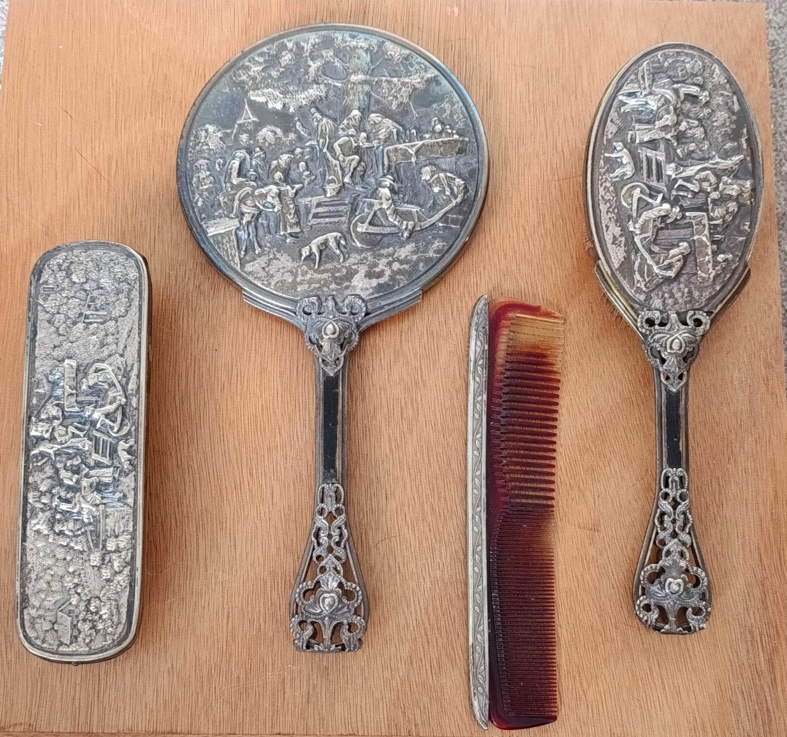 Antiek zilveren kaptafelset met reliëfdecoratie, Ophalen of Verzenden