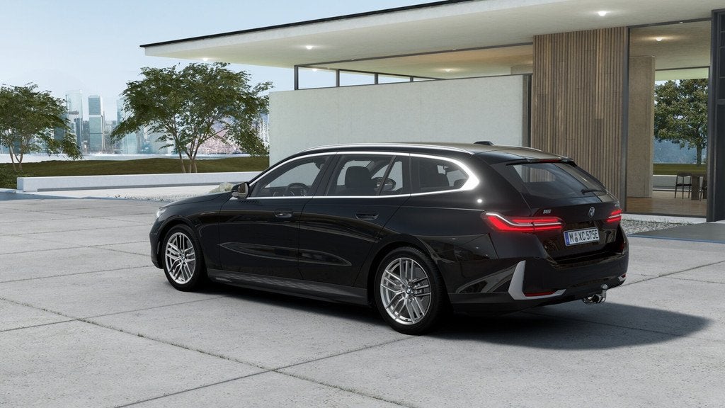 BMW i5 Touring eDrive40 M Sport / Panoramadak / Trekhaak / B, Auto's, BMW, Automaat, Achterwielaandrijving, Zwart, Zwart