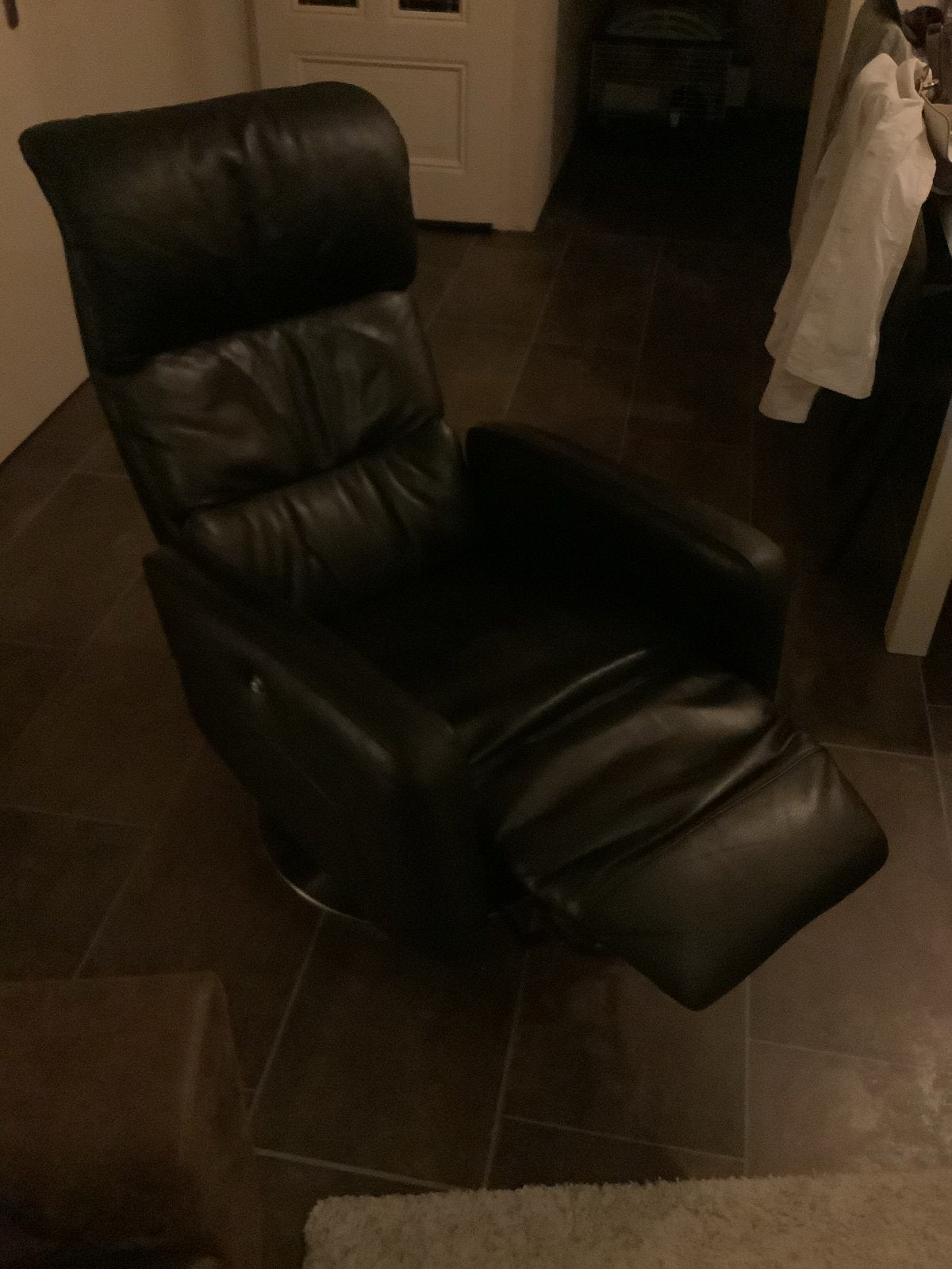 Zwarte leren relaxfauteuil met voetensteun, Huis en Inrichting, Fauteuils, Gebruikt, Ophalen of Verzenden, 50 tot 75 cm, Leer