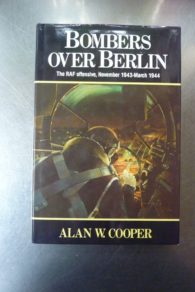 Bombers Over Berlin - Alan W. Cooper, Boeken, Ophalen of Verzenden, Tweede Wereldoorlog, Gelezen, Luchtmacht