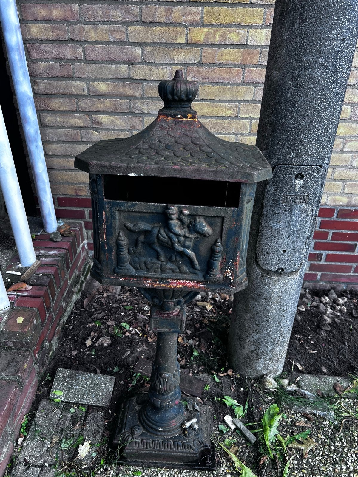 Antieke gietijzeren brievenbus - Opknapper, Ophalen, Gebruikt, IJzer, Staande brievenbus