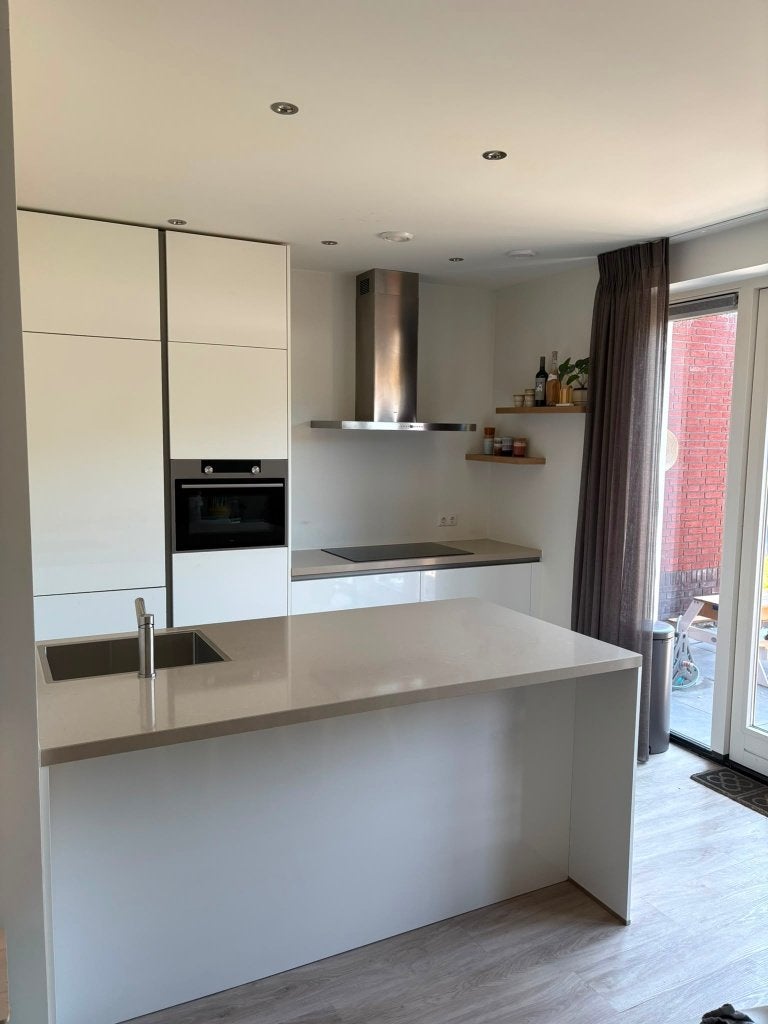 Moderne witte hoogglans eilandkeuken met ATAG GEDEMONTEERD