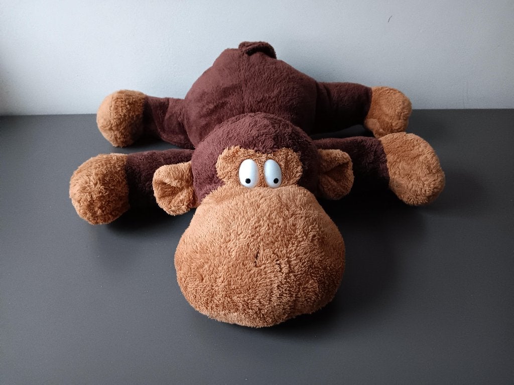 Grote liggende aap knuffel bruin, Gebruikt, Overige karakters, Ophalen of Verzenden, Middelgroot (20 tot 80 cm)