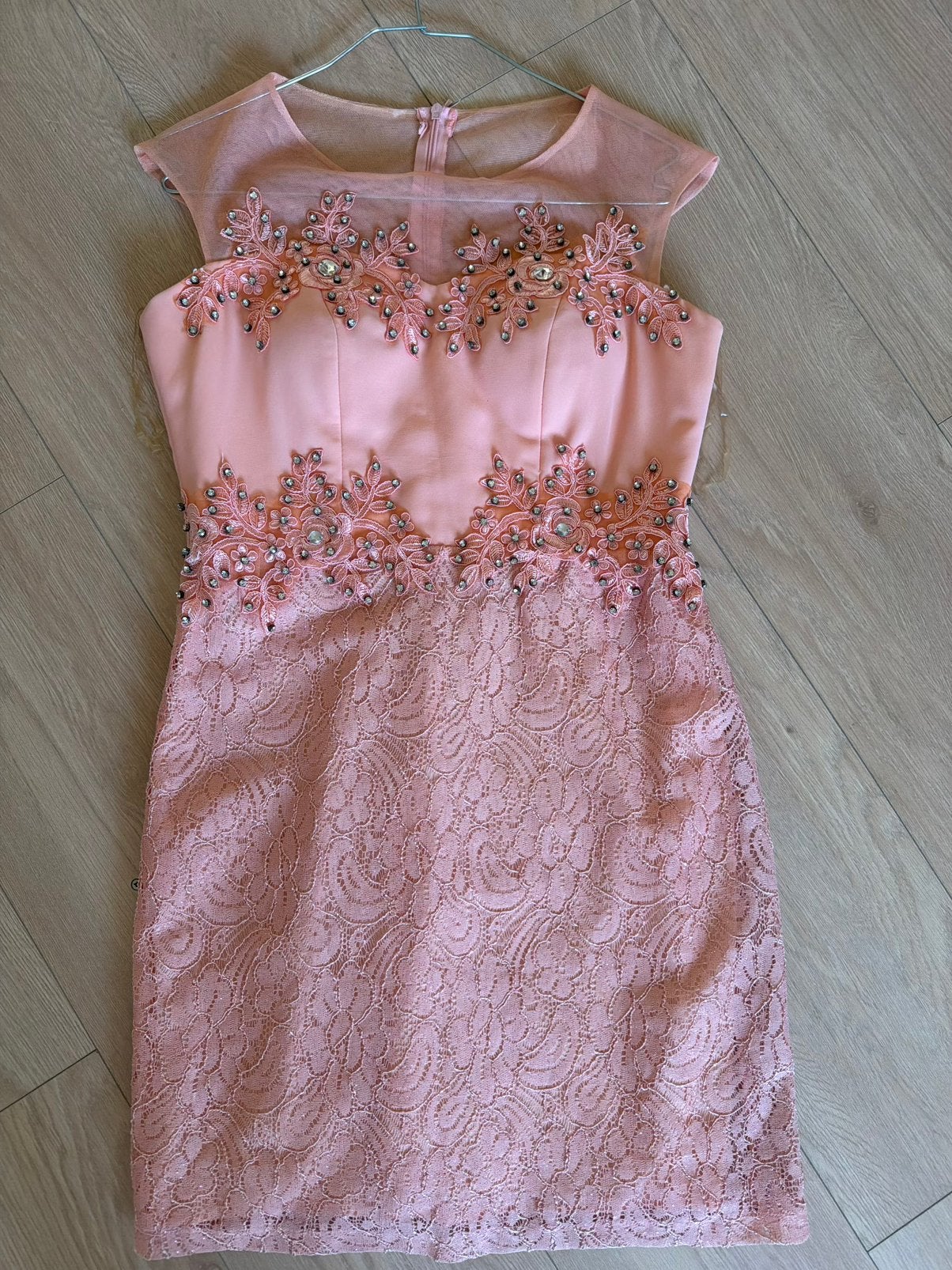 Roze kanten jurk met kralen - Viva Accessories, Kleding | Dames, Maat 38/40 (M), Ophalen of Verzenden, Zo goed als nieuw, Roze