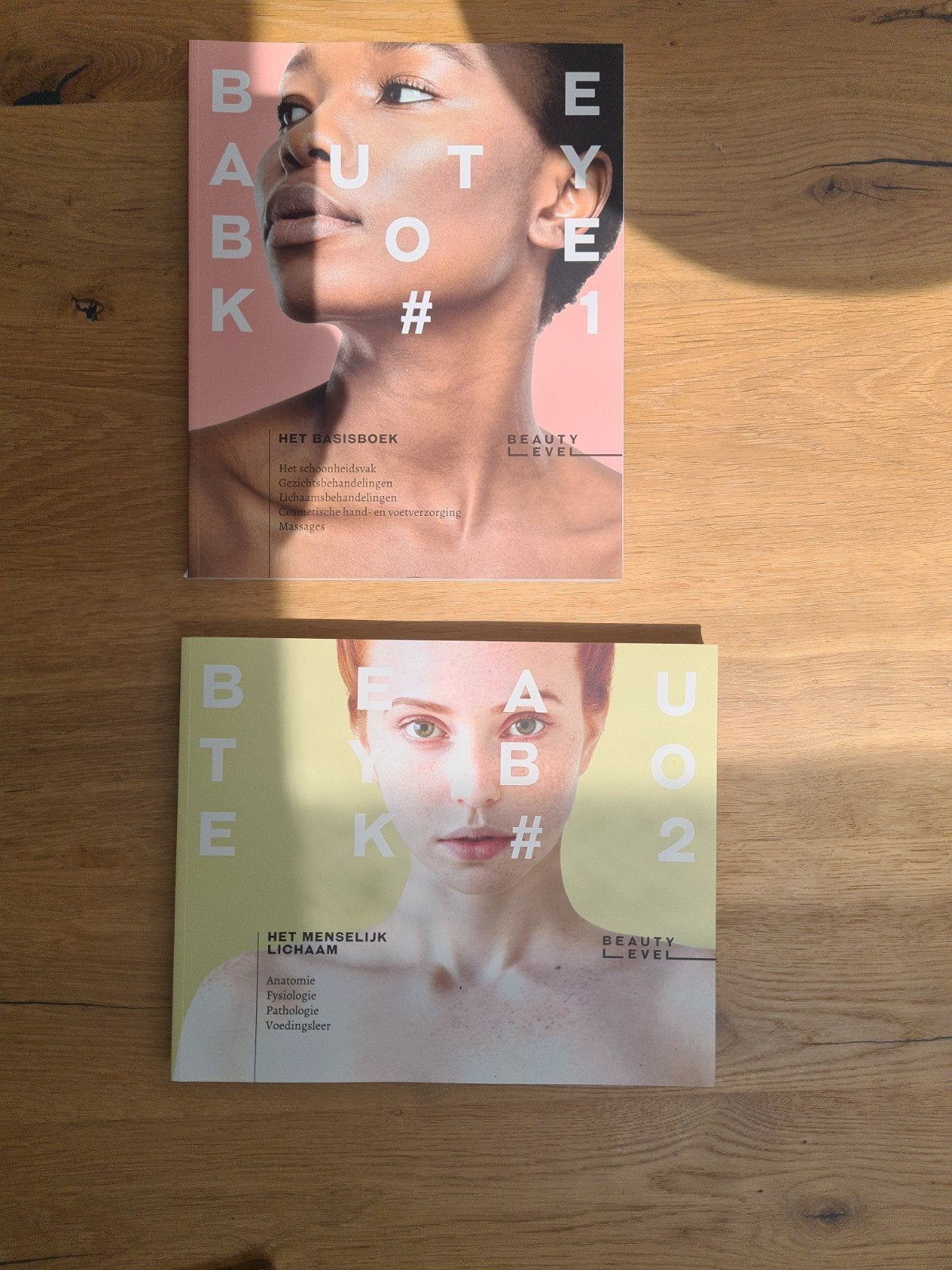 Beauty Boek 1 & 2 Opleiding Schoonheidsspecialiste, Ophalen of Verzenden, Zo goed als nieuw, MBO, Onbekend