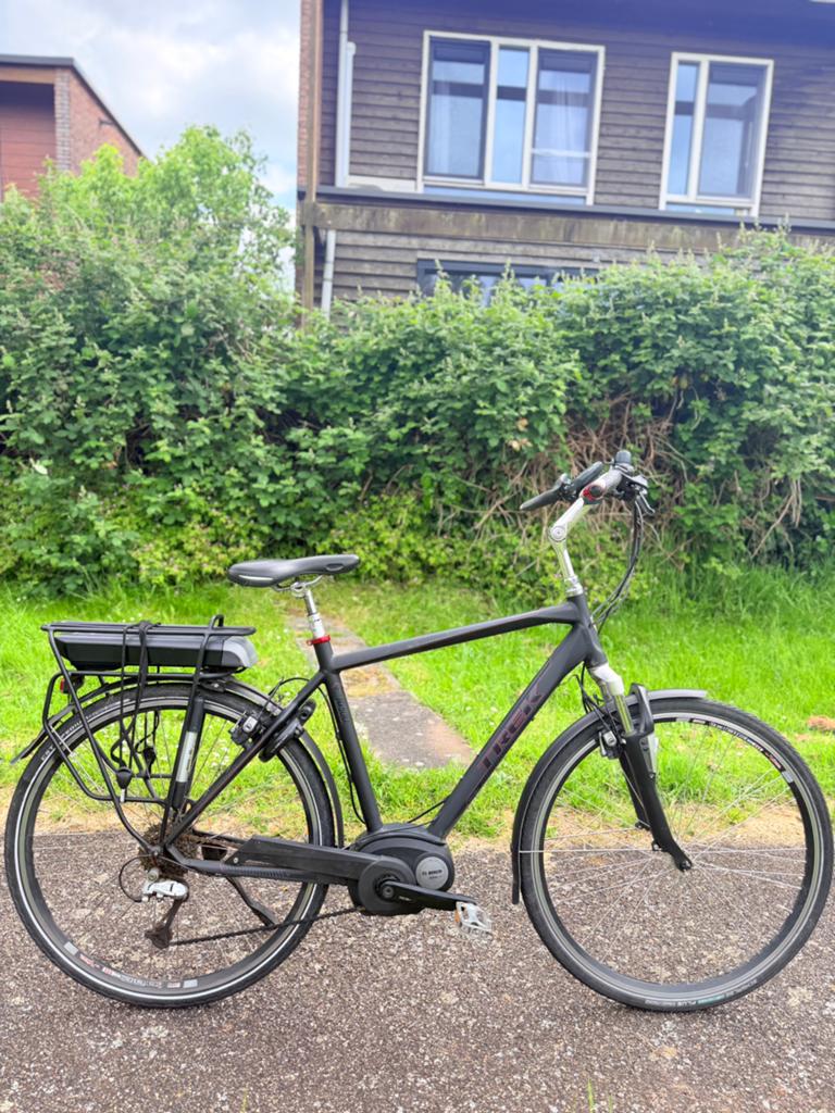 Trek District elektrische heren fiets Bosch motor 2 accu’s!, Ophalen, Zo goed als nieuw, 50 km per accu of meer