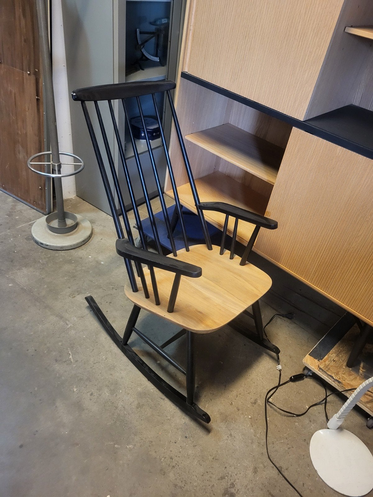 Vintage Scandinavische schommelstoel Ilmari Tapiovaara, Ophalen of Verzenden, Gebruikt, Bruin, Eén