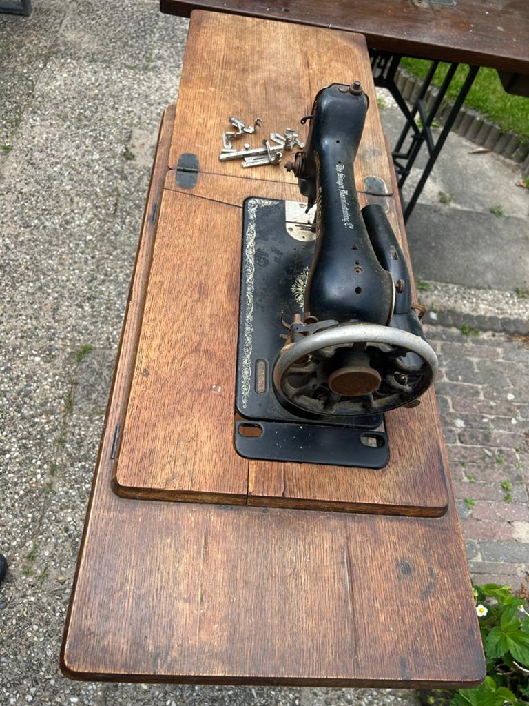 Antieke Singer en Phoenix naaimachines met tafel, Ophalen