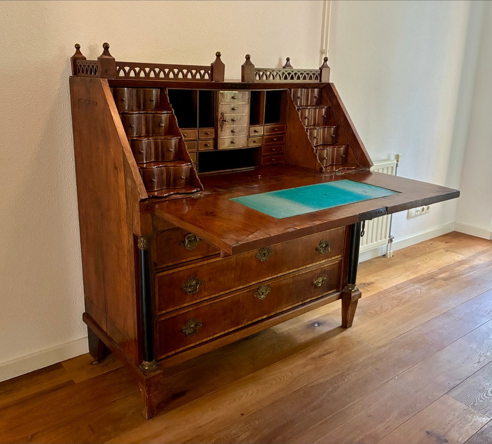 Foto 2 van Antiek secretaire met lades en verborgen vakken