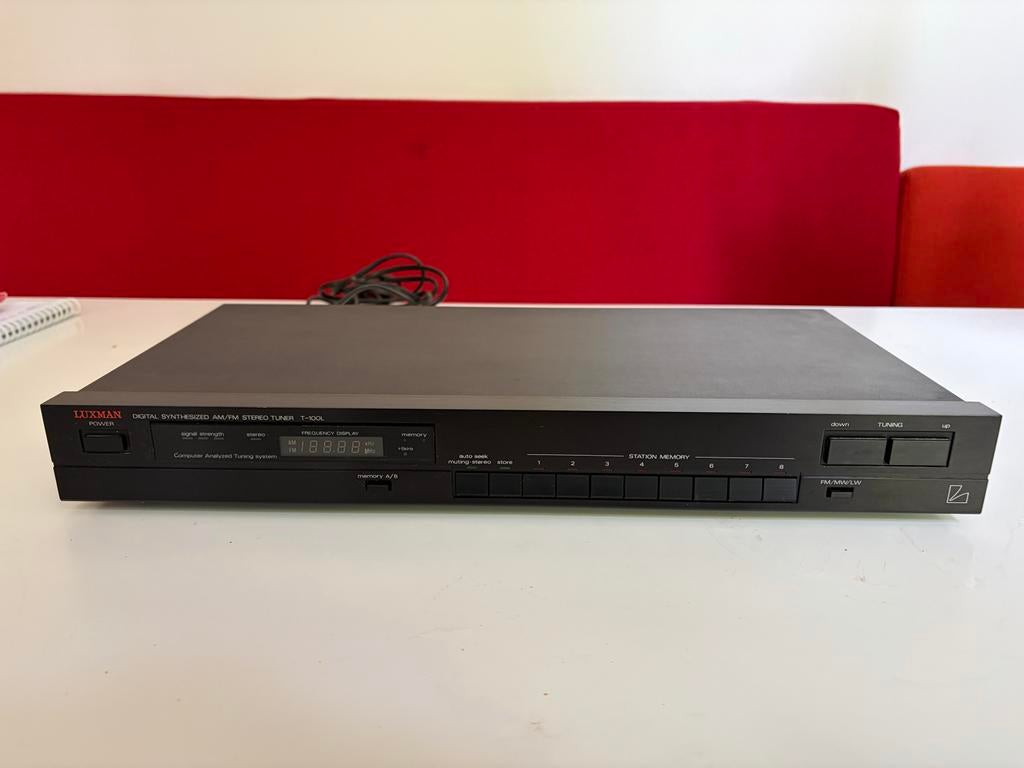 Luxman T-100L Digitale Gesynthetiseerde AM/FM Stereo Tuner, Audio, Tv en Foto, Tuners, Ophalen of Verzenden, Zo goed als nieuw