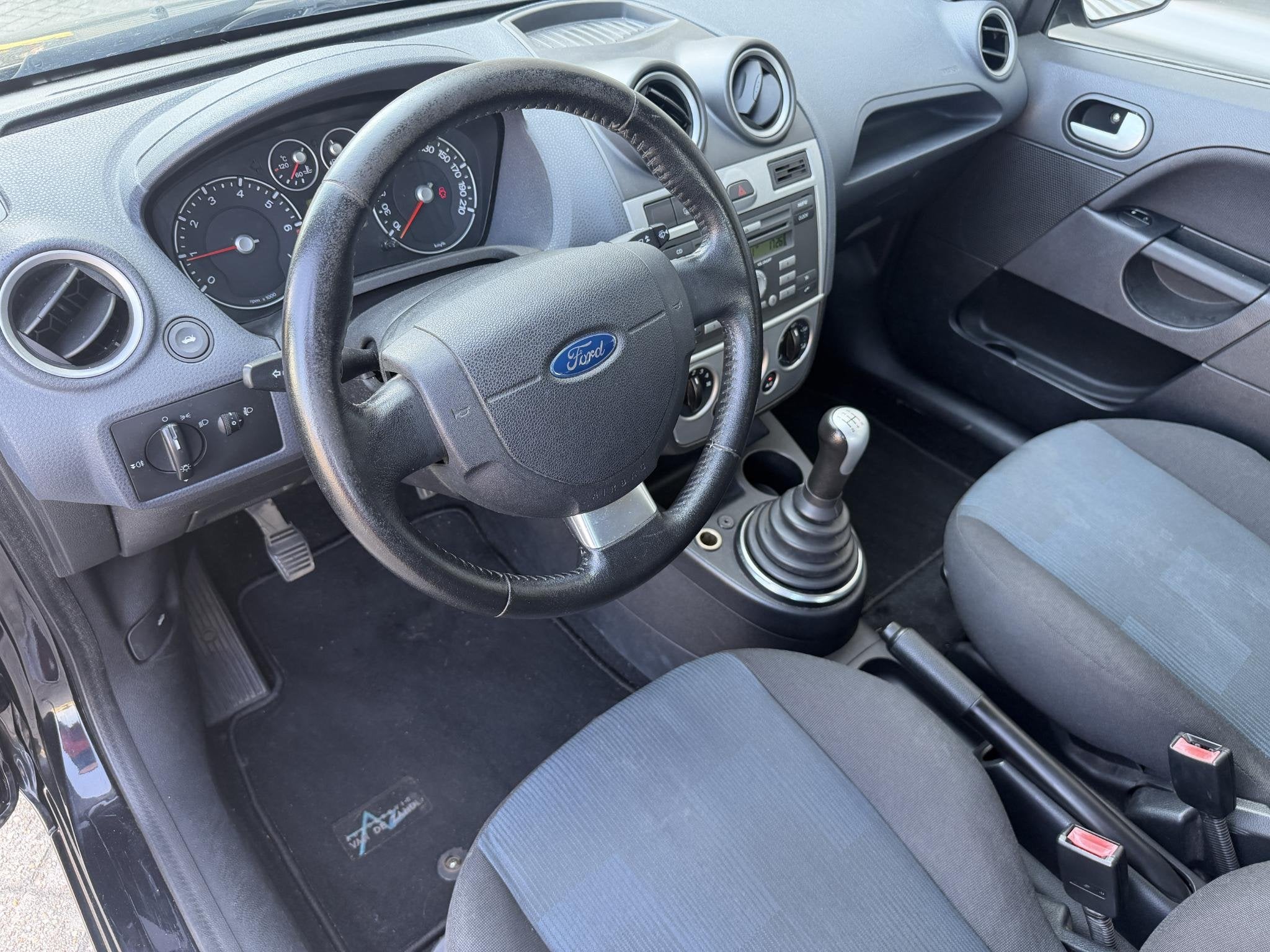 Ford Fiesta 1.4-16V Futura Nieuwe APK Trekhaak, Auto's, Ford, Voorwielaandrijving, Stof, 4 cilinders, Zwart