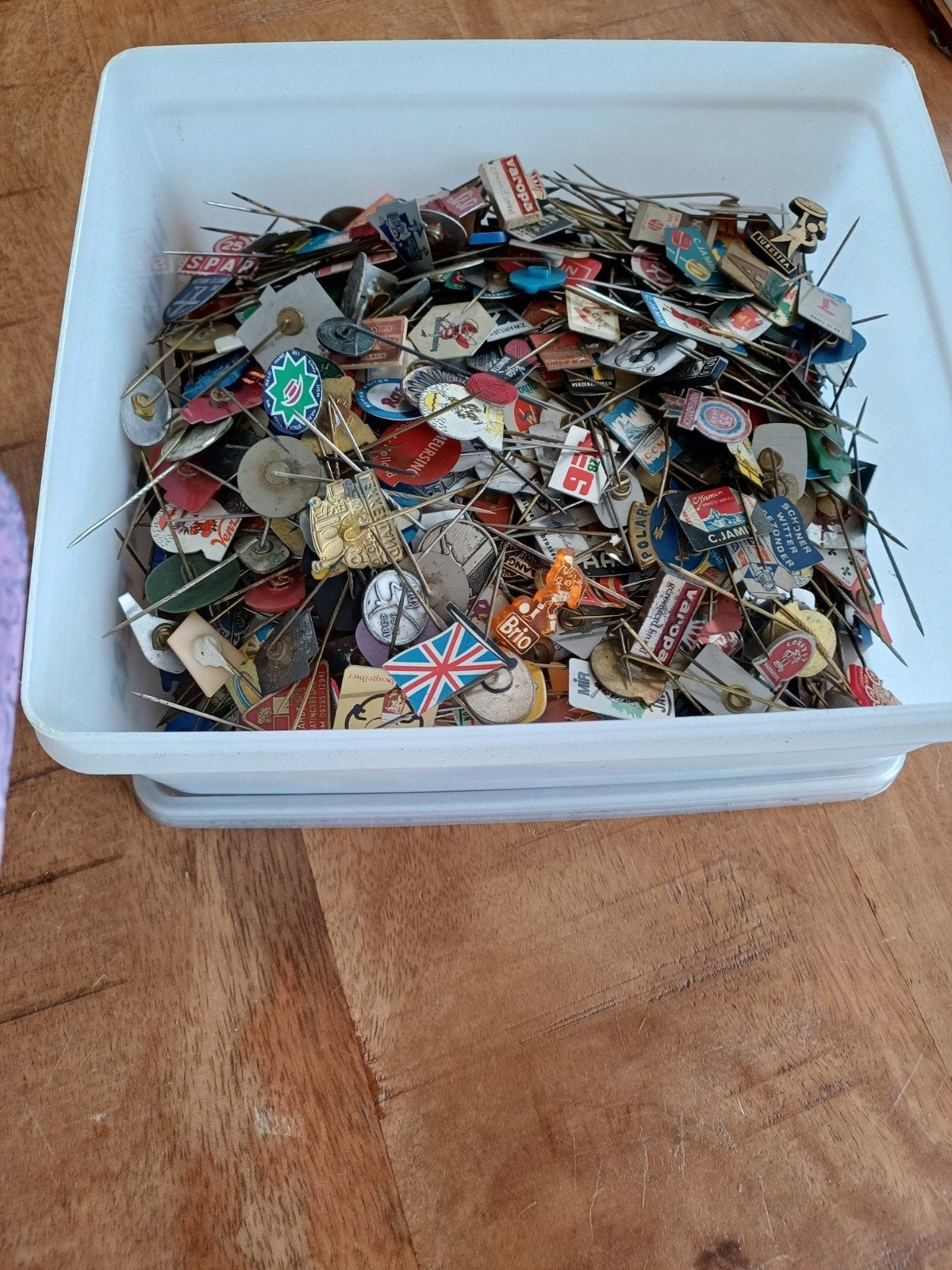 Bak met speldjes staal en blik, Ophalen of Verzenden, Zo goed als nieuw, Speldje of Pin
