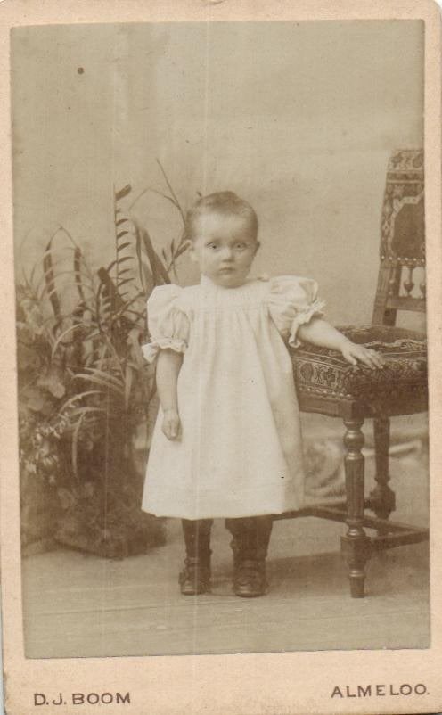 CDV - D.J. Boom -Fotograaf/ Portrettekenaar -Almelo, Gebruikt, Verzenden, Foto, Klederdracht
