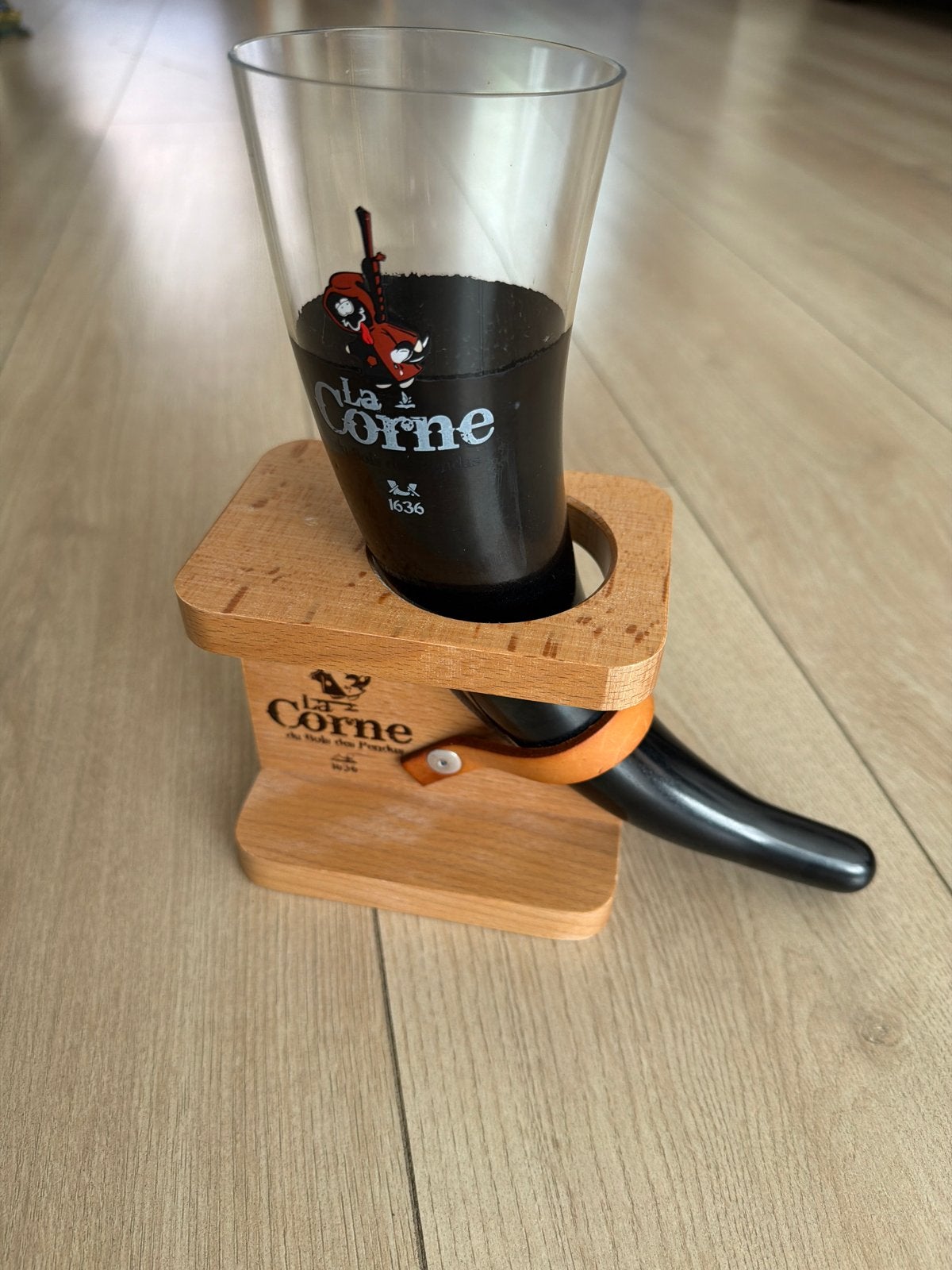2x La Corne bierglazen met houten houder, Ophalen, Glas of Glazen, Gebruikt, Overige merken