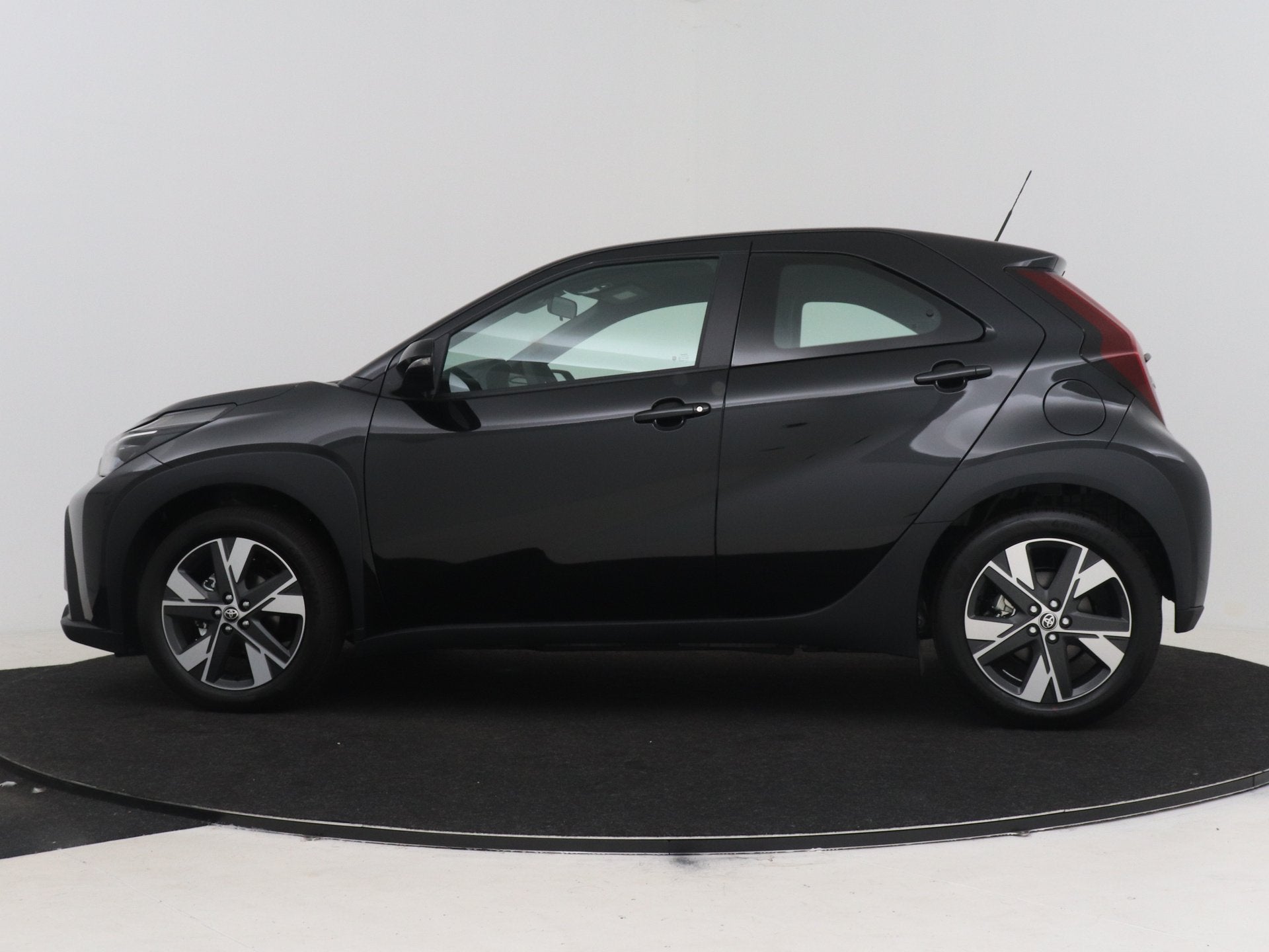 Toyota Aygo X Hybrid 115 play (bj 2026, automaat), 12 maanden, Stof, 4 stoelen, 116 pk
