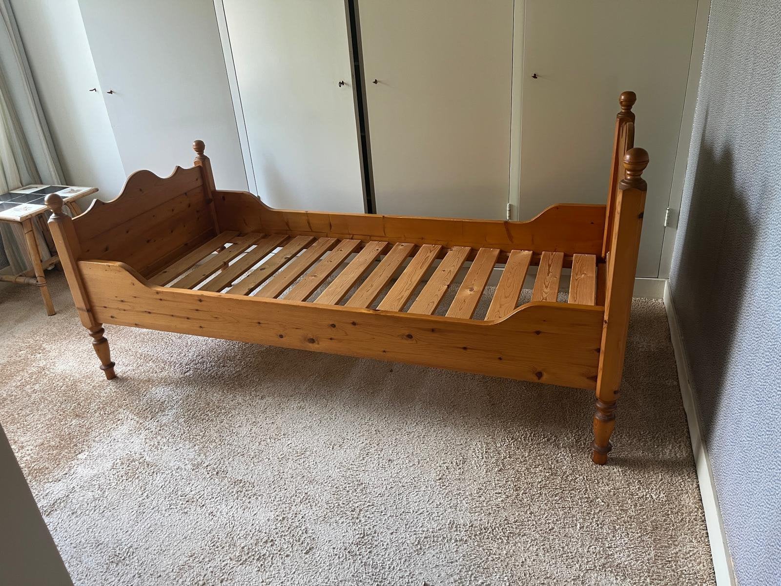 2 Grenen rustieke / nostalgische bedden zonder matras, Ophalen, Gebruikt, 90 cm, Eenpersoons