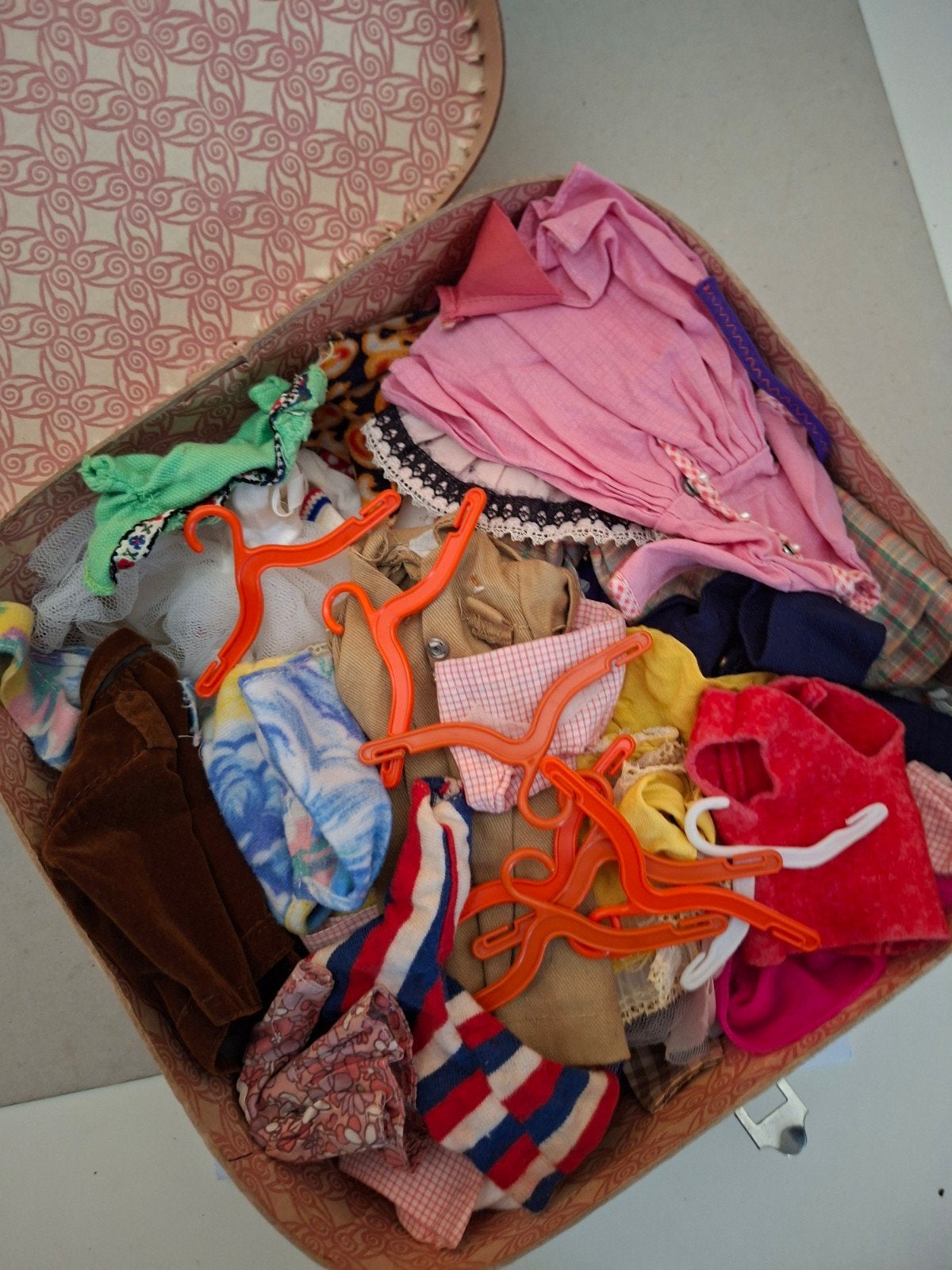 koffertje vol met barbie sindy clone kleertjes toys, Verzenden