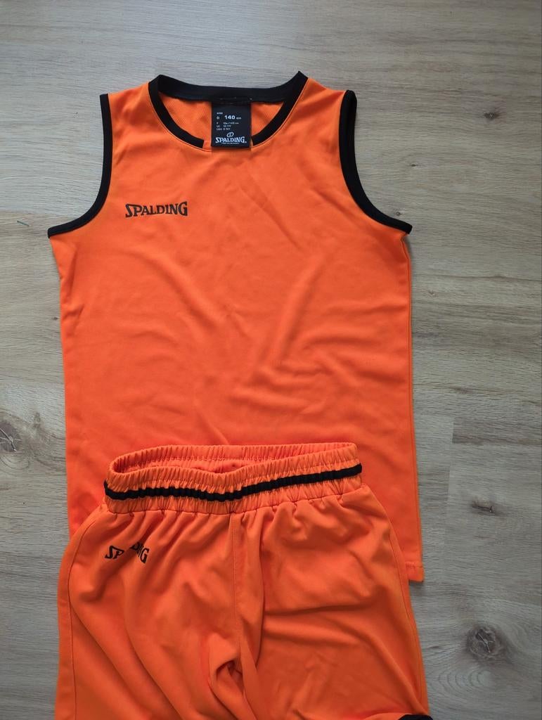 Spalding basketbal tenue oranje maat 140, Sport en Fitness, Basketbal, Ophalen of Verzenden, Zo goed als nieuw, Overige typen