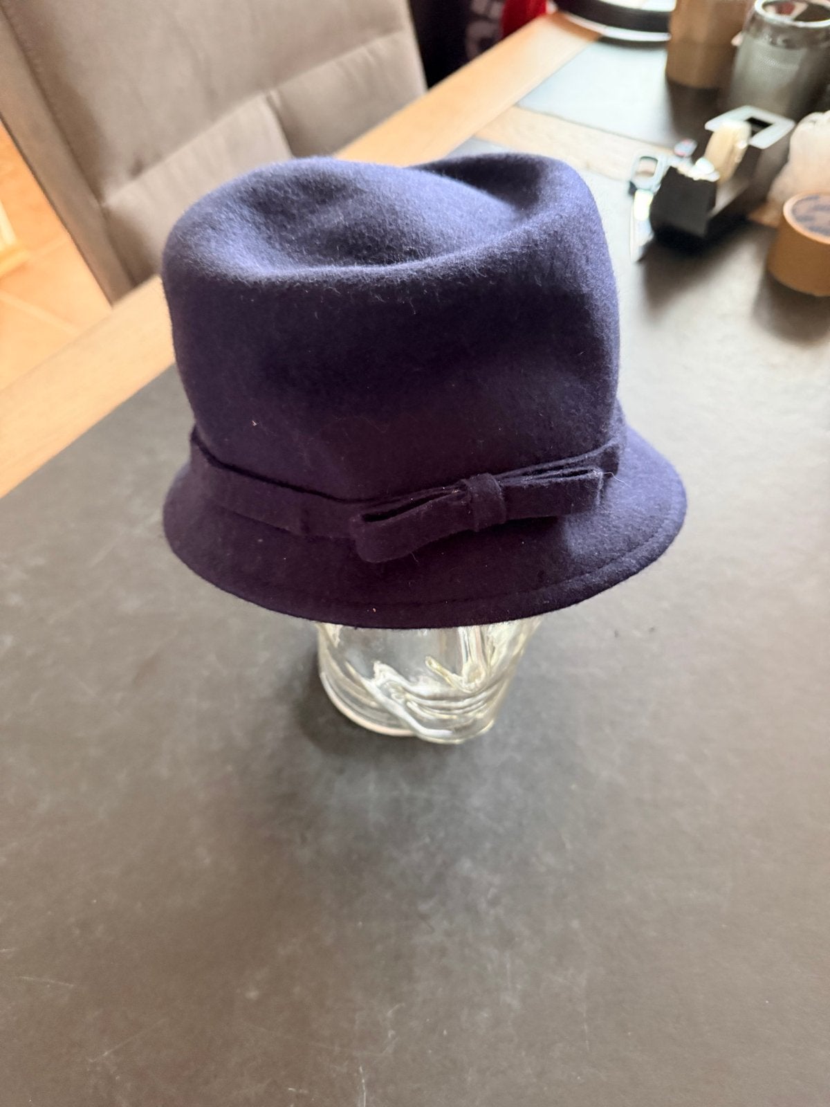 Donkerblauwe wollen cloche hoed met strik, Ophalen of Verzenden, Zo goed als nieuw, One size fits all, Hoed