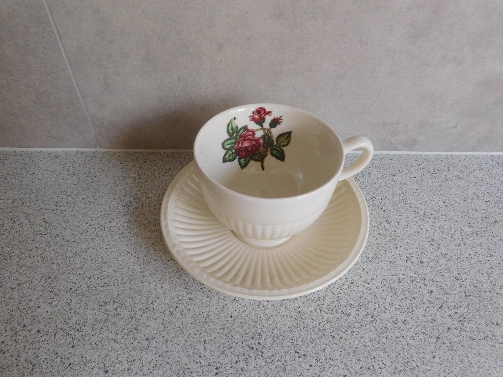 Wedgwood Moss Rose - Kop en Schotel, Vintage, Ophalen of Verzenden, Zo goed als nieuw, Kop(pen) en/of Schotel(s)