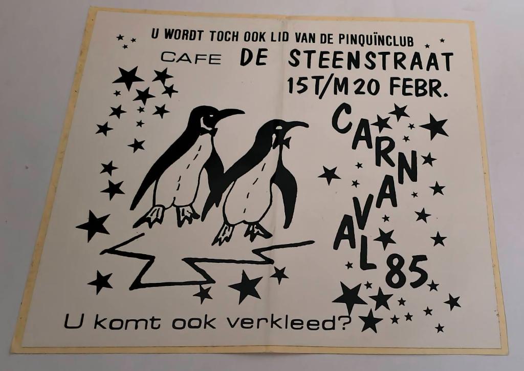 Sticker Café de Steenstraat Pinquïnclub Carnaval 85, Ophalen of Verzenden, Zo goed als nieuw, Bedrijf of Vereniging