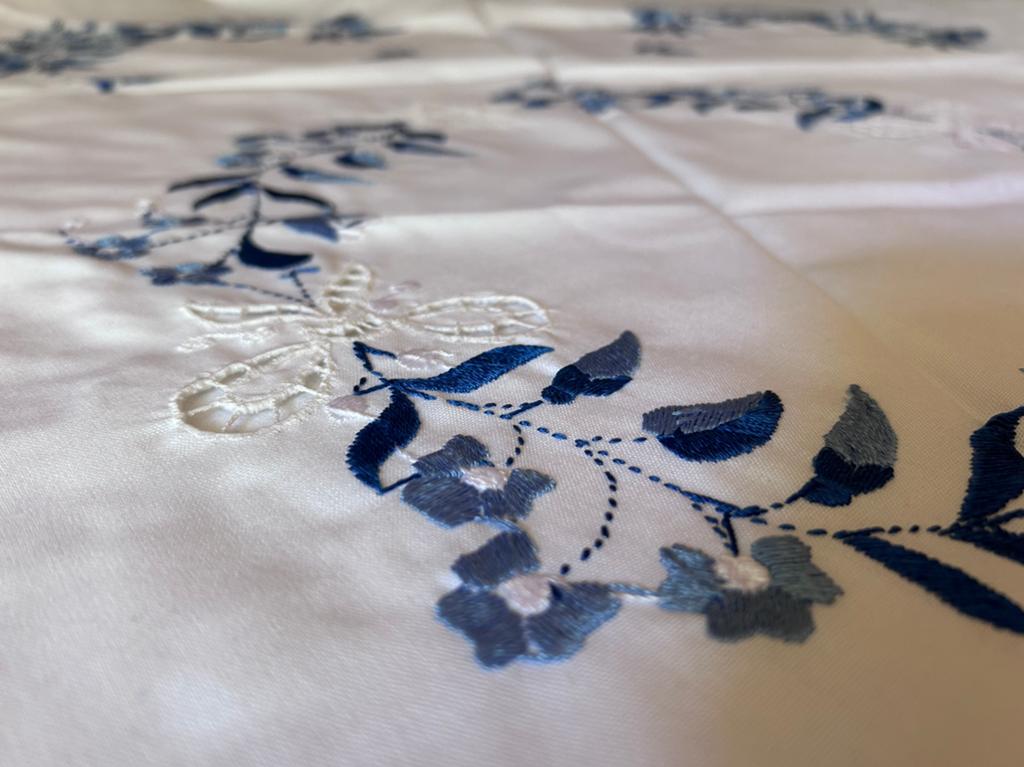 Tafelkleed rond 180cm. Wit met blauwe borduursels, Ophalen, Zo goed als nieuw, Rond