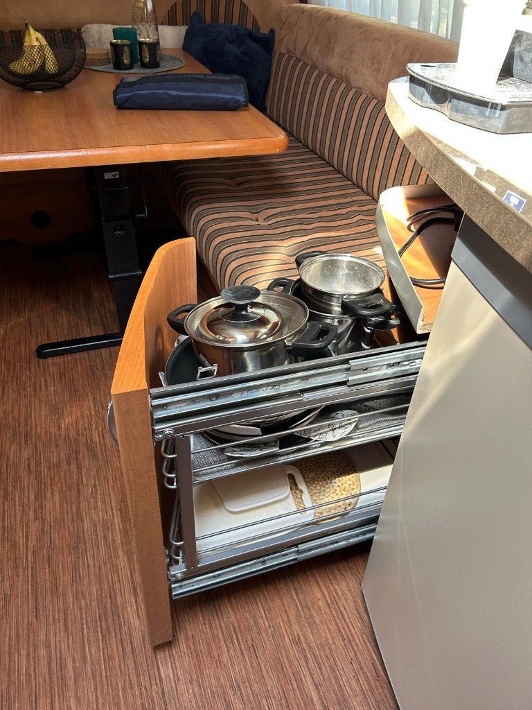 Foto 9 van Hobby 560 UFE, compleet met inventaris en voortent
