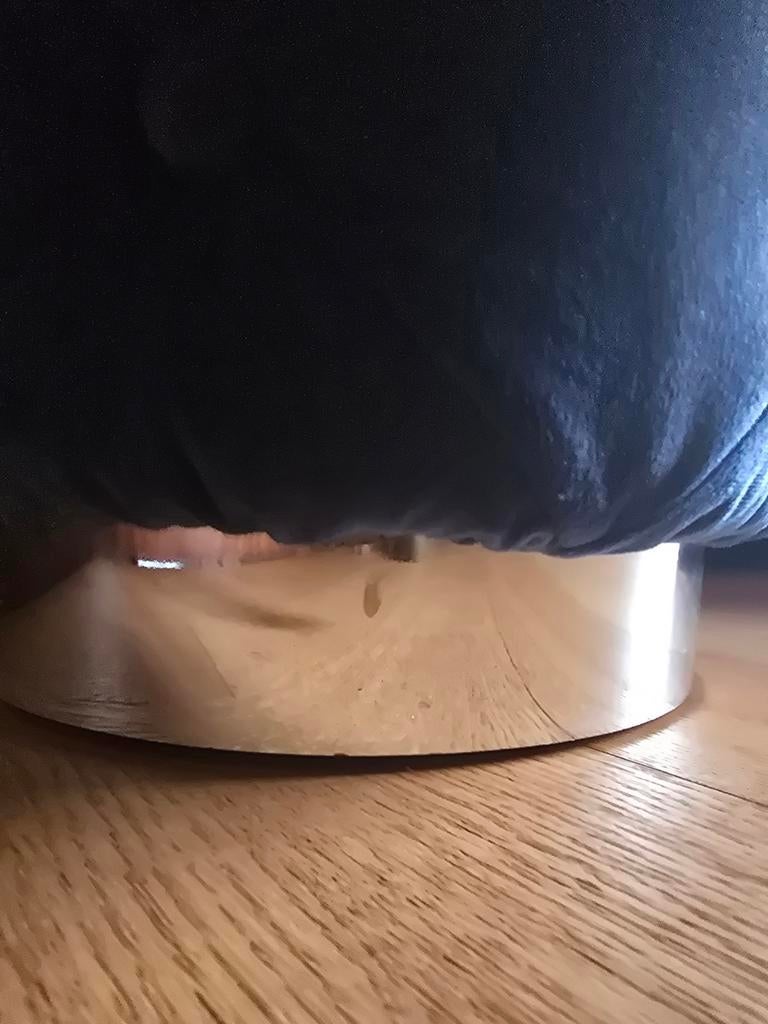 Luxe poef van blauw fluweel met zilverkleurige voet, Ophalen, Gebruikt, Beeldje of Poppetje