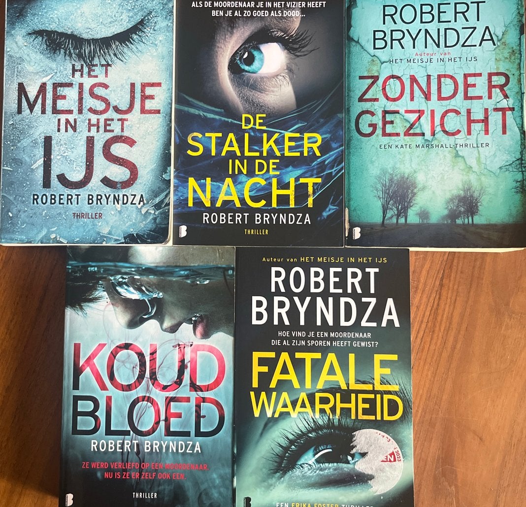 5 x Robert Bryndza, oa fatale waarheid, zonder gezicht, Boeken, Thrillers, Ophalen of Verzenden, Zo goed als nieuw, Nederland
