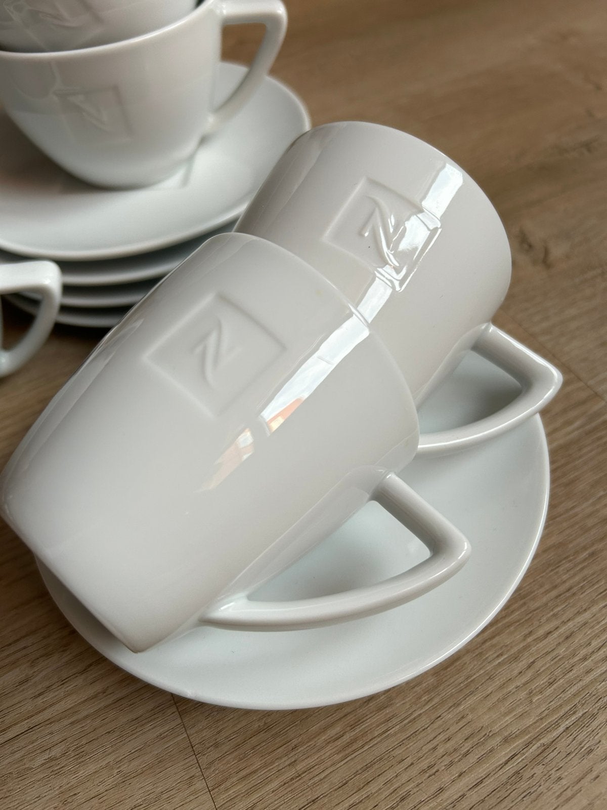 Nespresso 4 cappuccino en 2 lungo kopjes met schotels wit, Ophalen of Verzenden, Zo goed als nieuw, Overige stijlen, Kop(pen) en/of Schotel(s)