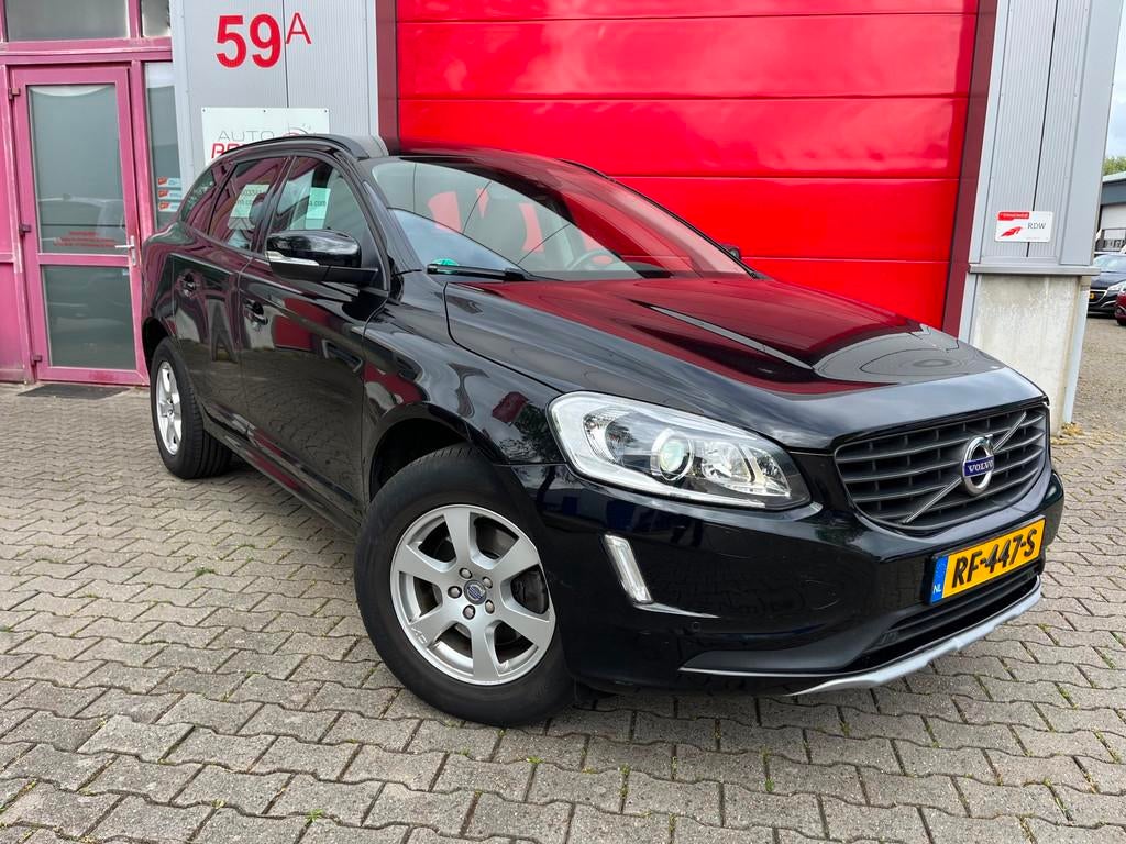 Volvo XC60 2.0 D3 150pk FWD Nordic+ 8 traps Automaat / Trekh, Auto's, Volvo, Automatische klimaatregeling, Stof, 4 cilinders, Zwart