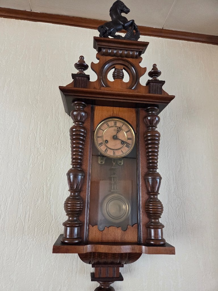 Antieke klok met mooie koof erop, Ophalen